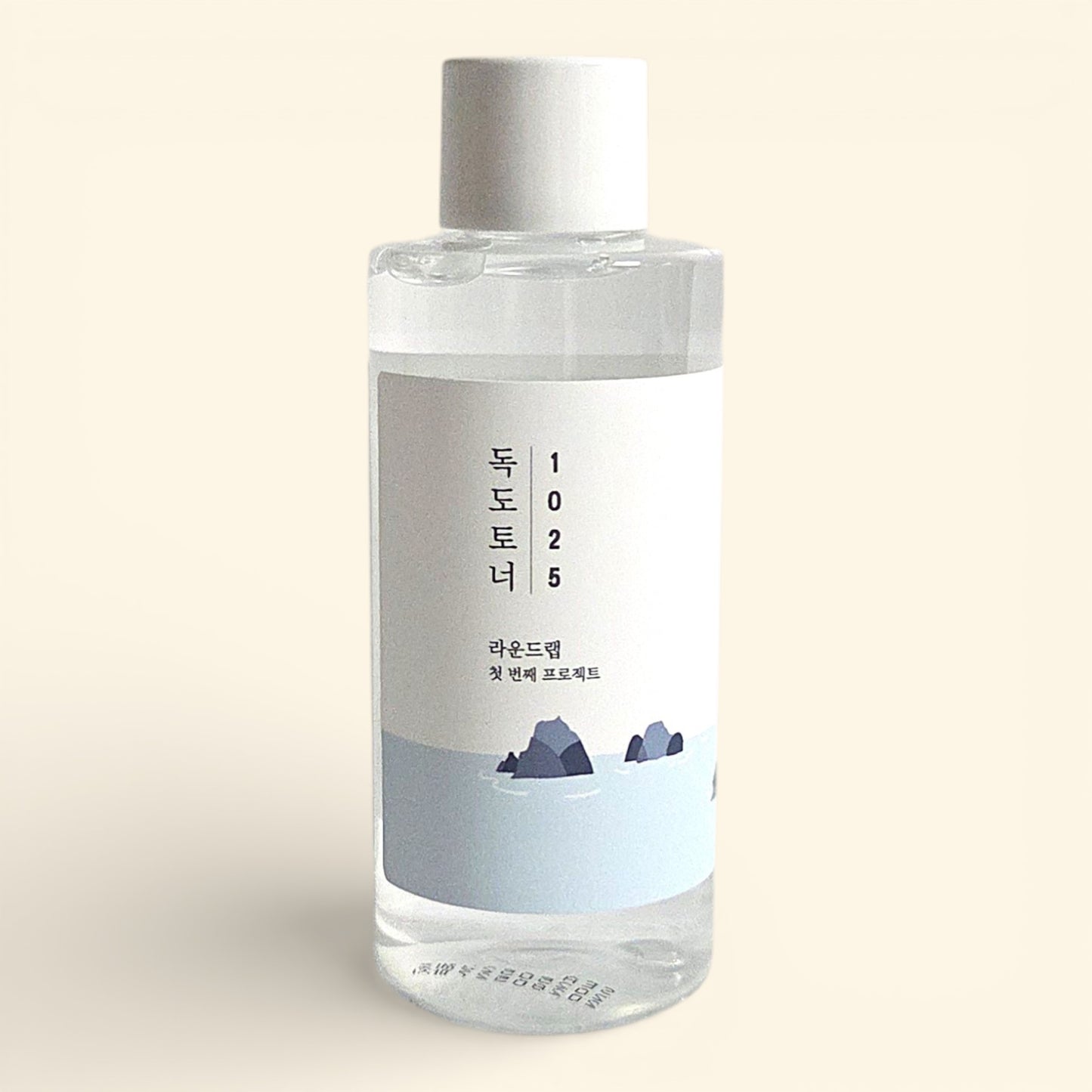 Der feuchtigkeitsspendende Round Lab 1025 Dokdo Toner samt Verpackung – entdecke dieses beliebte K-Beauty Pflege-Highlight in der Korea Erlebnisbox von Oversea Crate für deine tägliche Auszeit.