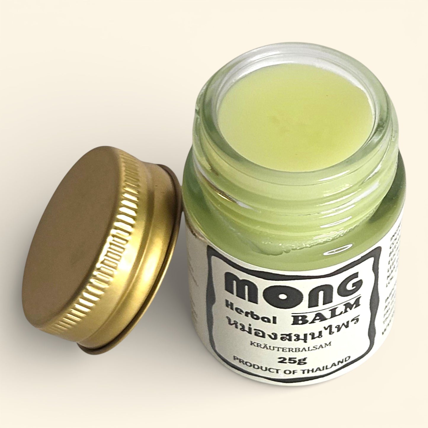 Ein geöffnetes Glas mit traditionellem thailändischem Kräuterbalsam (Mong Herbal Balm) für entspannende Massagen – entdecke dieses wohltuende Wellness-Highlight in der Thailand Erlebnisbox von Oversea Crate.