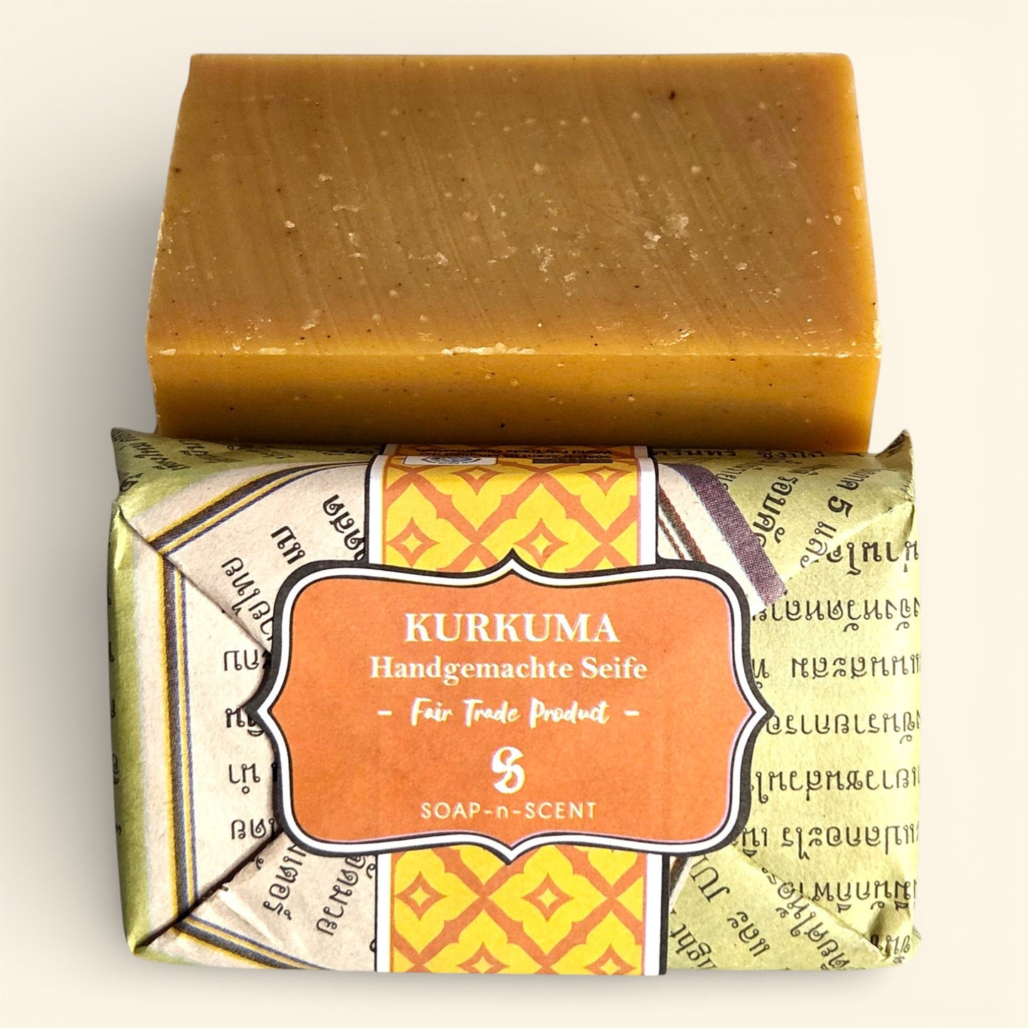 Handgemachte Kurkuma-Seife von Soap-n-Scent in traditioneller Papierverpackung – ein natürliches Wellness-Highlight aus der Thailand Erlebnisbox von Oversea Crate für deine bewusste Körperpflege.