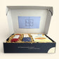 Blick in die geöffnete Korea Erlebnisbox von Oversea Crate: Erlebe den perfekten Unboxing-Moment mit liebevoll verpackten K-Beauty Schätzen für deine entspannende Auszeit zuhause.