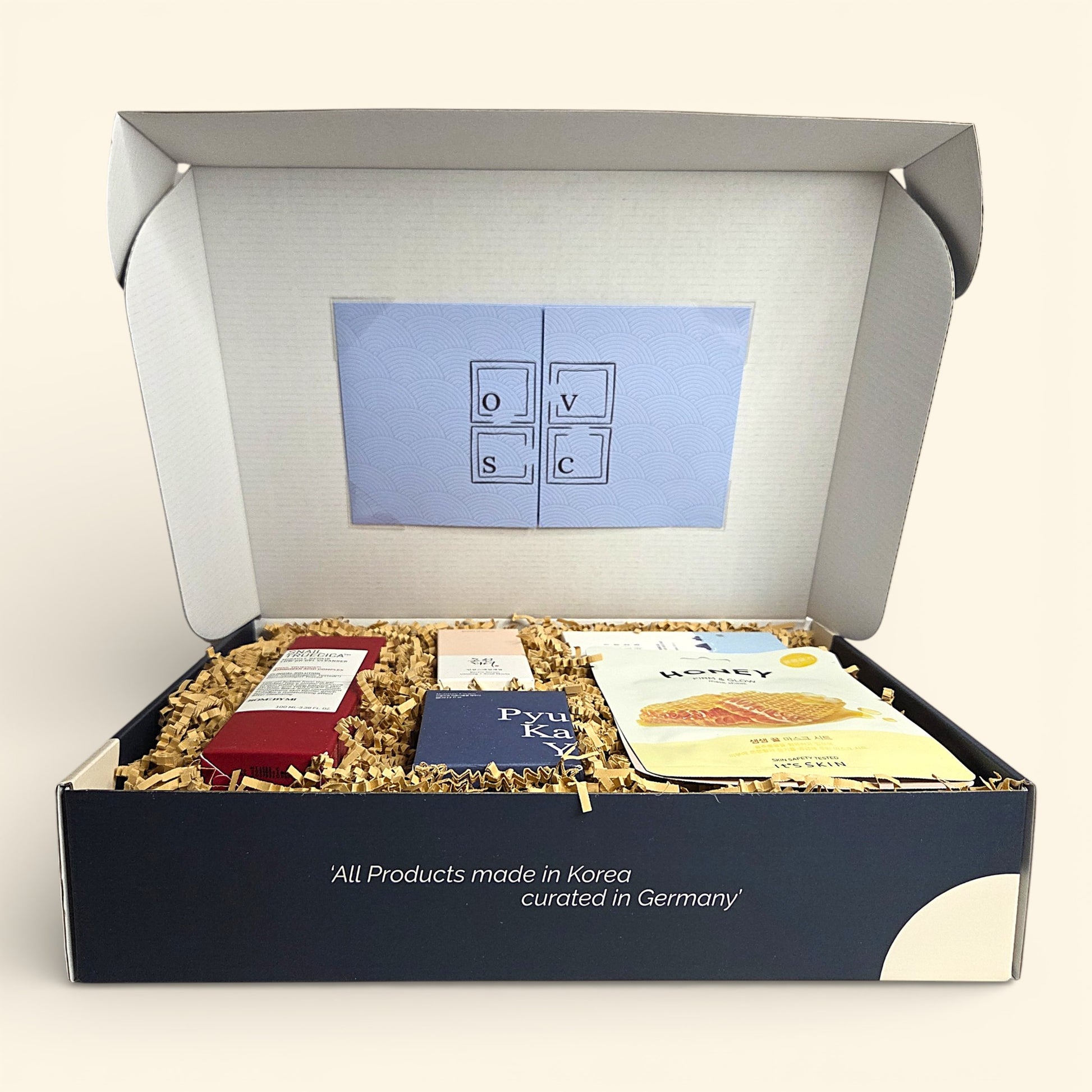 Blick in die geöffnete Korea Erlebnisbox von Oversea Crate: Erlebe den perfekten Unboxing-Moment mit liebevoll verpackten K-Beauty Schätzen für deine entspannende Auszeit zuhause.