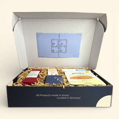 Blick in die geöffnete Korea Erlebnisbox von Oversea Crate: Erlebe den perfekten Unboxing-Moment mit liebevoll verpackten K-Beauty Schätzen für deine entspannende Auszeit zuhause.