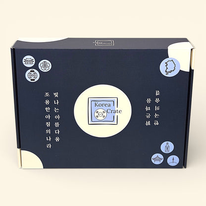 Die elegante, geschlossene Korea Erlebnisbox von Oversea Crate, verziert mit traditionellen koreanischen Mustern – freue dich auf das Auspacken und deine verwöhnende Auszeit zuhause.