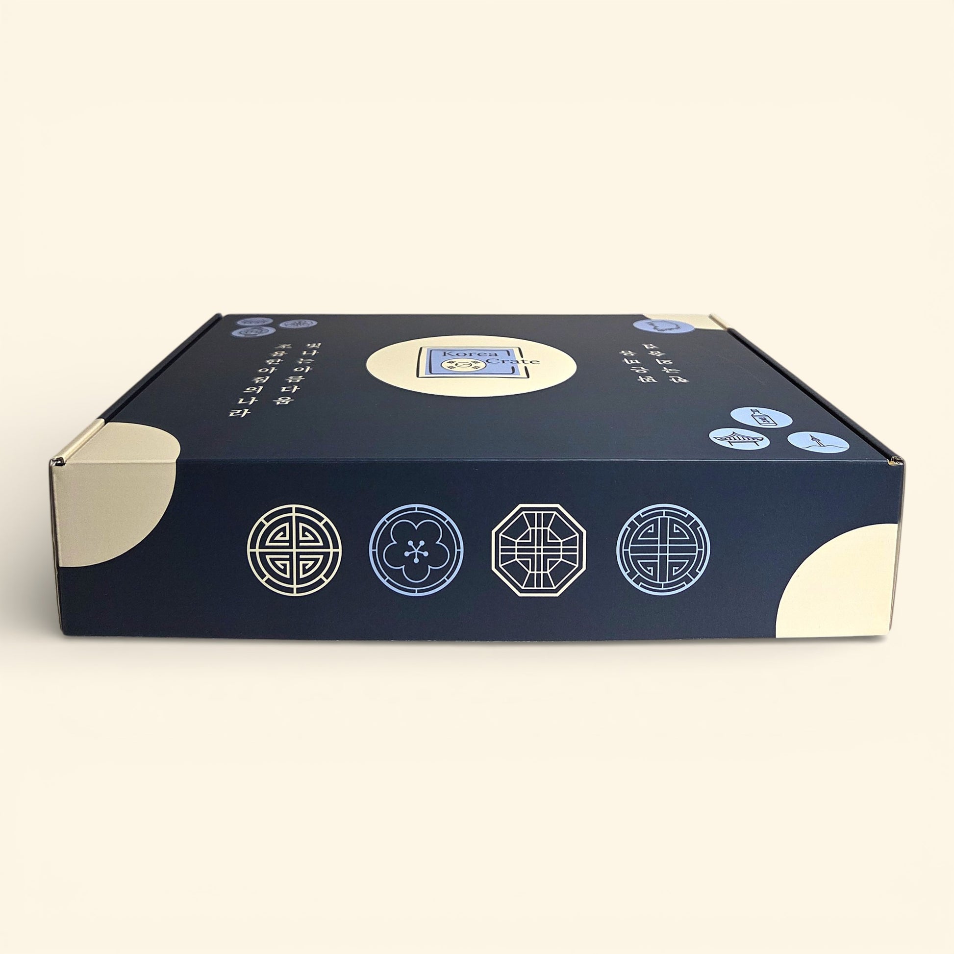 Die elegante, geschlossene Korea Erlebnisbox von Oversea Crate, verziert mit traditionellen koreanischen Mustern – freue dich auf das Auspacken und deine verwöhnende Auszeit zuhause.