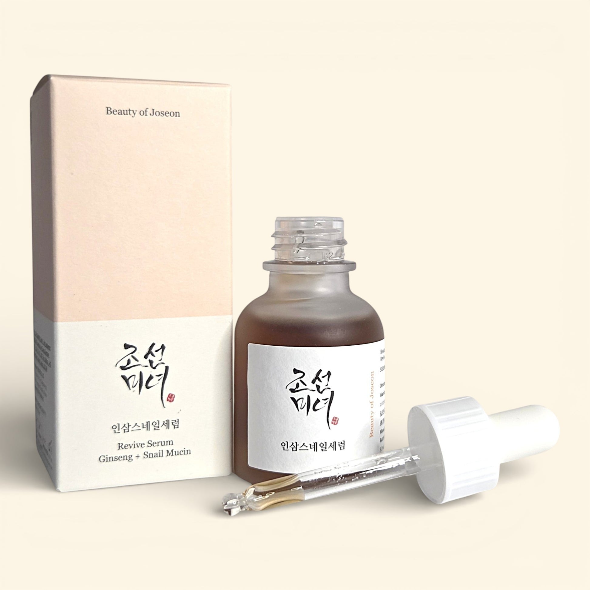 Das revitalisierende Beauty of Joseon Revive Serum mit Ginseng und Snail Mucin neben der Originalverpackung – entdecke dieses exklusive K-Beauty Pflege-Highlight in der Korea Erlebnisbox von Oversea Crate.