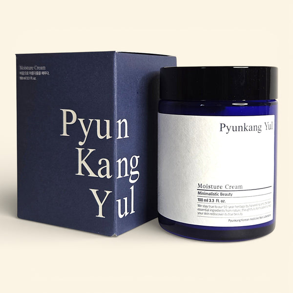 Die minimalistische Pyunkang Yul Moisture Cream neben ihrer dunkelblauen Originalverpackung – entdecke dieses intensiv pflegende K-Beauty Highlight in der Korea Erlebnisbox von Oversea Crate für deine entspannende Auszeit.