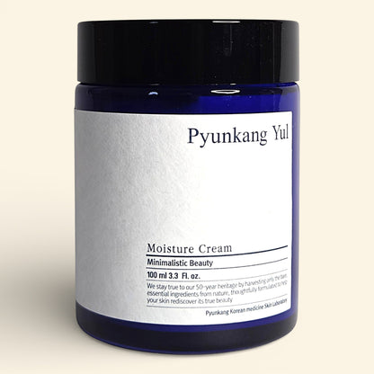 Die minimalistische Pyunkang Yul Moisture Cream  – entdecke dieses intensiv pflegende K-Beauty Highlight in der Korea Erlebnisbox von Oversea Crate für deine entspannende Auszeit.