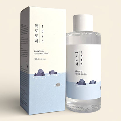 Der feuchtigkeitsspendende Round Lab 1025 Dokdo Toner samt Verpackung – entdecke dieses beliebte K-Beauty Pflege-Highlight in der Korea Erlebnisbox von Oversea Crate für deine tägliche Auszeit.