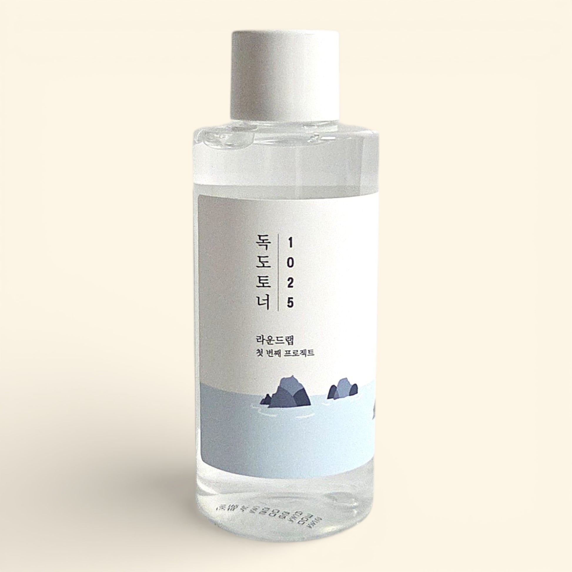 Der feuchtigkeitsspendende Round Lab 1025 Dokdo Toner samt Verpackung – entdecke dieses beliebte K-Beauty Pflege-Highlight in der Korea Erlebnisbox von Oversea Crate für deine tägliche Auszeit.