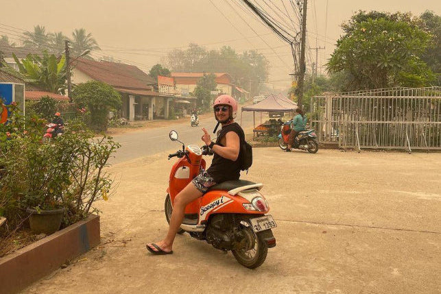 Oversea Crate Gründer auf einem Roller in Luang Prabang, Laos – ein persönlicher Moment von den Reisen durch Südostasien, die zur Gründung unserer authentischen Erlebnisboxen inspiriert haben.
