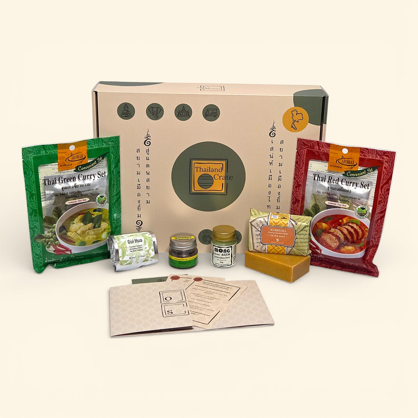 Blick auf den vielfältigen Inhalt der Thailand Erlebnisbox von Oversea Crate: Entdecke handverlesene Schätze wie traditionelle Thai-Curry-Pasten und wohltuende Wellness-Produkte für deine exotische Auszeit zuhause.