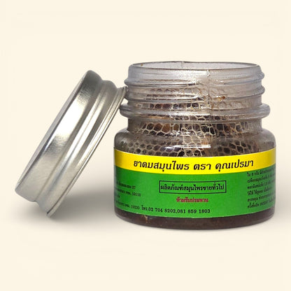 Ein geöffnetes Glas mit traditionellen thailändischen Riechkräutern (Ya Dom) auf Kräuterbasis – entdecke dieses belebende Wellness-Geheimnis in der Thailand Erlebnisbox von Oversea Crate für deine Sinne.