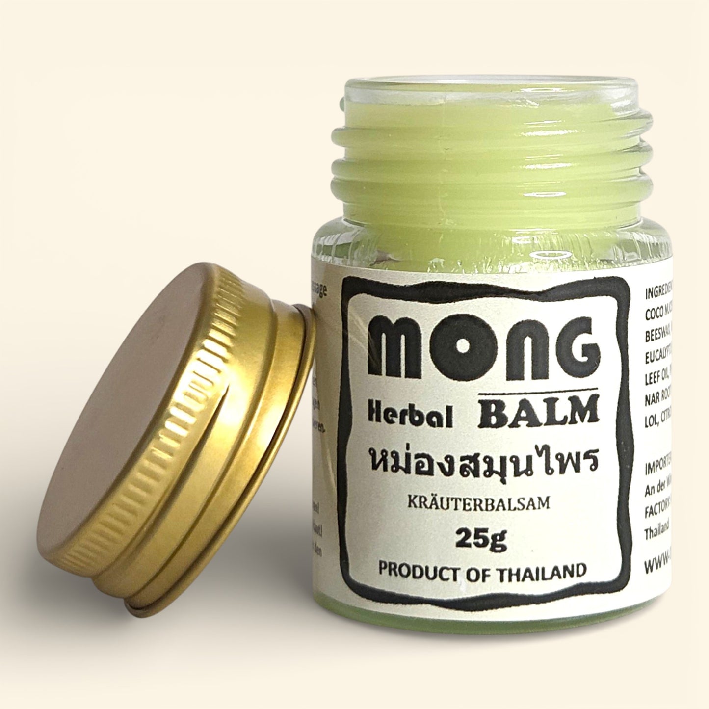 Ein geöffnetes Glas mit traditionellem thailändischem Kräuterbalsam (Mong Herbal Balm) für entspannende Massagen – entdecke dieses wohltuende Wellness-Highlight in der Thailand Erlebnisbox von Oversea Crate.