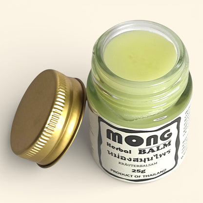 Ein geöffnetes Glas mit traditionellem thailändischem Kräuterbalsam (Mong Herbal Balm) für entspannende Massagen – entdecke dieses wohltuende Wellness-Highlight in der Thailand Erlebnisbox von Oversea Crate.