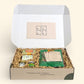 Blick in die geöffnete Thailand Erlebnisbox von Oversea Crate: Entdecke ein authentisches Unboxing-Erlebnis mit thailändischen Wellness-Schätzen und Curry-Spezialitäten für deine exotische Auszeit zuhause.