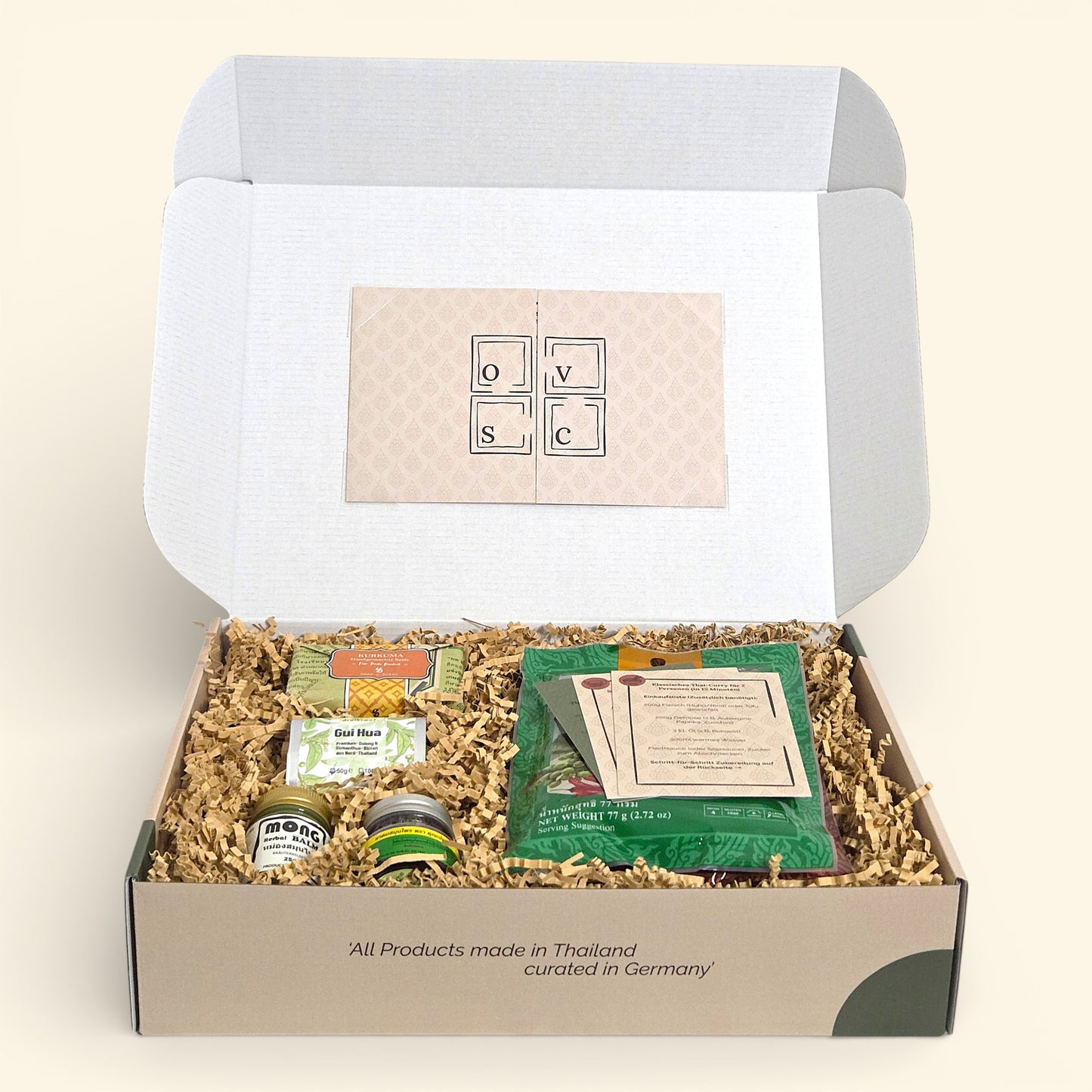 Blick in die geöffnete Thailand Erlebnisbox von Oversea Crate: Entdecke ein authentisches Unboxing-Erlebnis mit thailändischen Wellness-Schätzen und Curry-Spezialitäten für deine exotische Auszeit zuhause.