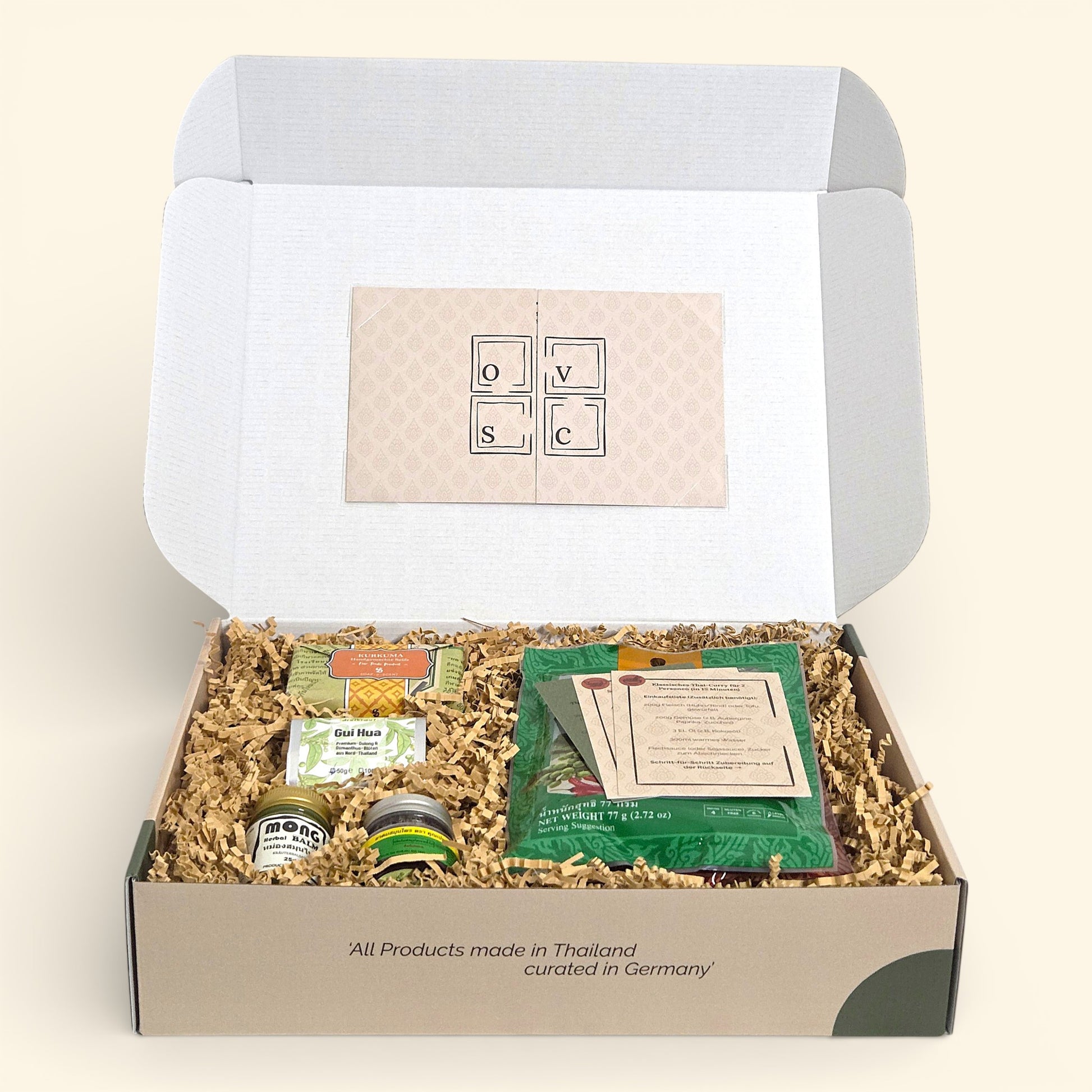 Blick in die geöffnete Thailand Erlebnisbox von Oversea Crate: Entdecke ein authentisches Unboxing-Erlebnis mit thailändischen Wellness-Schätzen und Curry-Spezialitäten für deine exotische Auszeit zuhause.