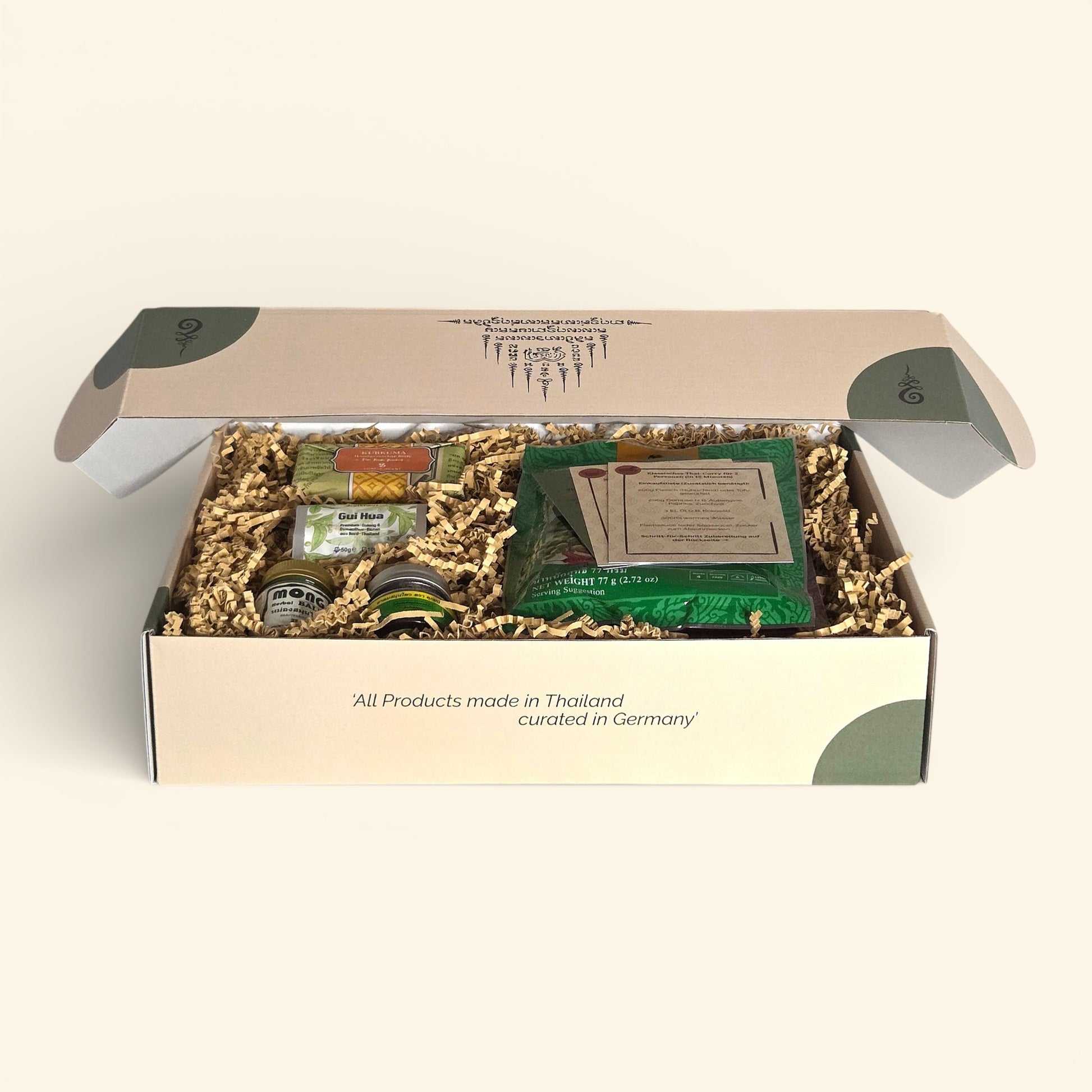 Blick in die geöffnete Thailand Erlebnisbox von Oversea Crate: Entdecke ein authentisches Unboxing-Erlebnis mit thailändischen Wellness-Schätzen und Curry-Spezialitäten für deine exotische Auszeit zuhause.