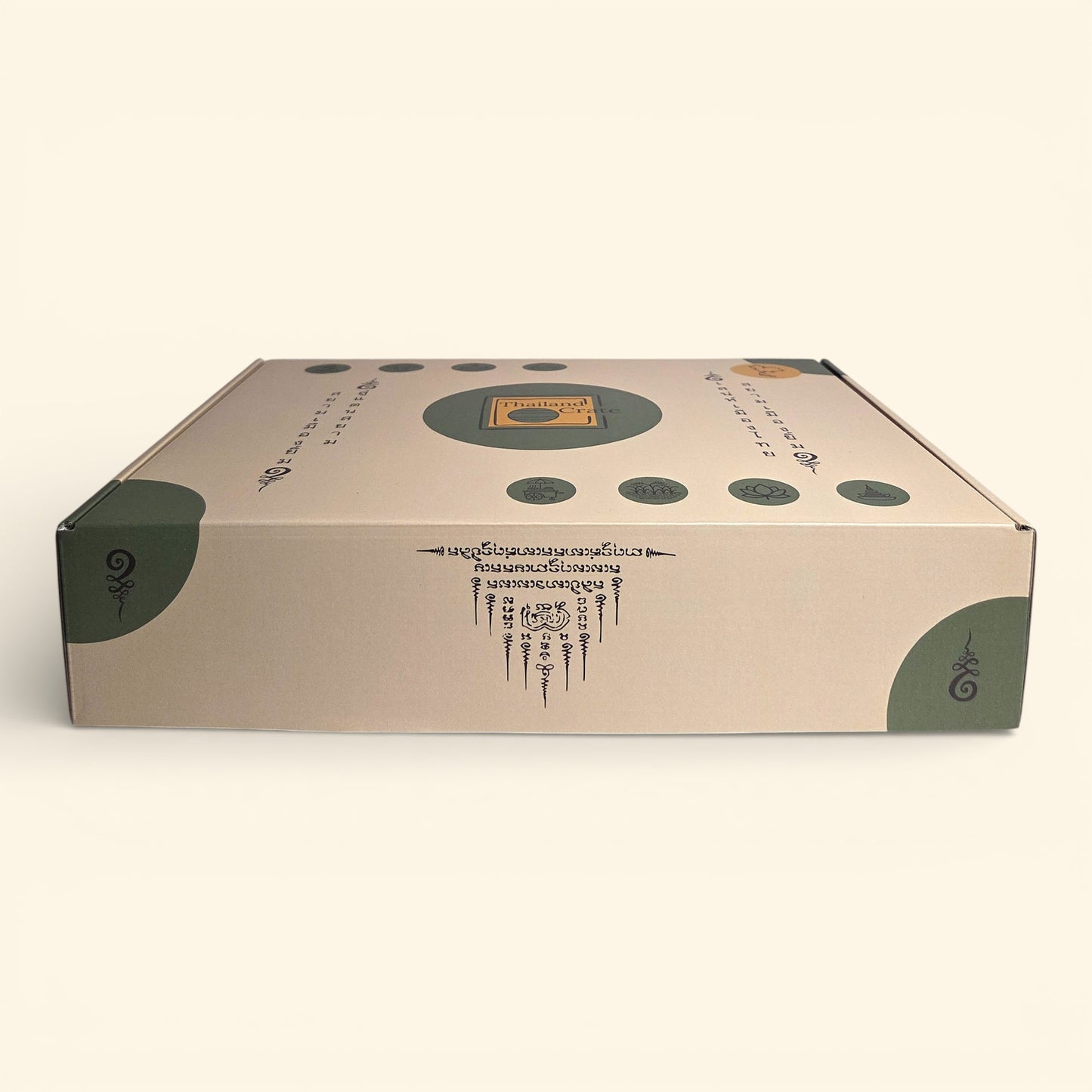 Die geschlossene Thailand Erlebnisbox von Oversea Crate im natürlichen Design mit traditionellen Thai-Elementen – freue dich auf das Auspacken und deine exotische Auszeit zuhause.