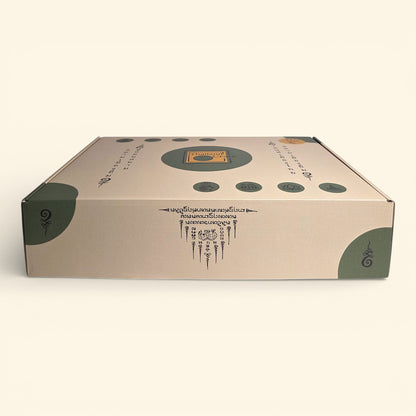 Die geschlossene Thailand Erlebnisbox von Oversea Crate im natürlichen Design mit traditionellen Thai-Elementen – freue dich auf das Auspacken und deine exotische Auszeit zuhause.