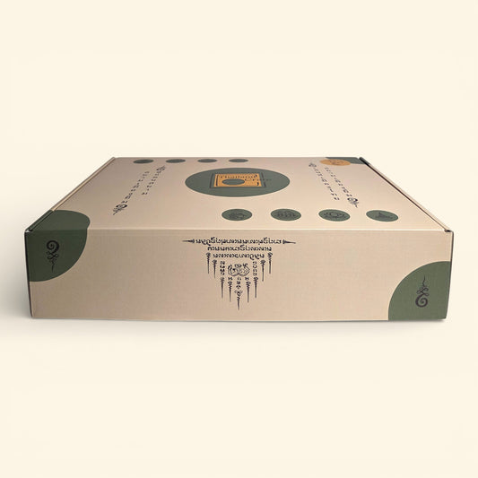 Die geschlossene Thailand Erlebnisbox von Oversea Crate im natürlichen Design mit traditionellen Thai-Elementen – freue dich auf das Auspacken und deine exotische Auszeit zuhause.