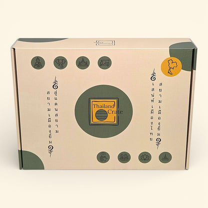 Die geschlossene Thailand Erlebnisbox von Oversea Crate im natürlichen Design mit traditionellen Thai-Elementen – freue dich auf das Auspacken und deine exotische Auszeit zuhause.