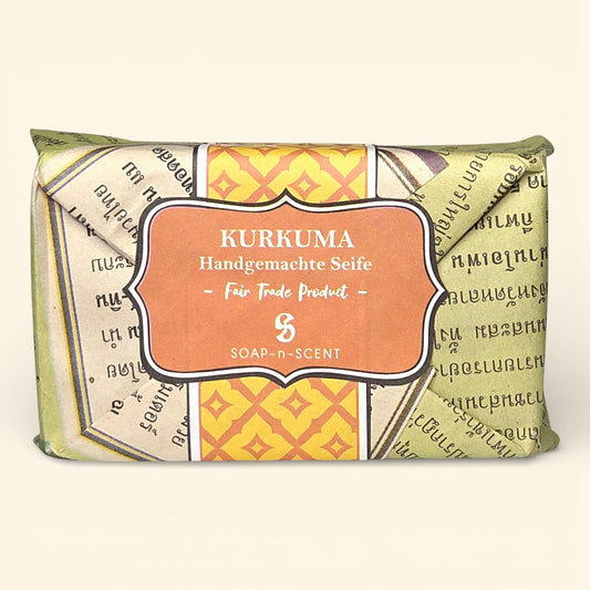 Handgemachte Kurkuma-Seife von Soap-n-Scent in traditioneller Papierverpackung – ein natürliches Wellness-Highlight aus der Thailand Erlebnisbox von Oversea Crate für deine bewusste Körperpflege.