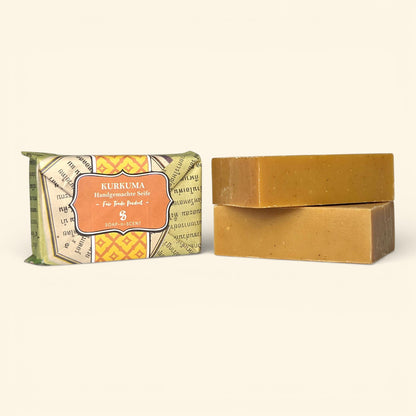 Handgemachte Kurkuma-Seife von Soap-n-Scent in traditioneller Papierverpackung – ein natürliches Wellness-Highlight aus der Thailand Erlebnisbox von Oversea Crate für deine bewusste Körperpflege.