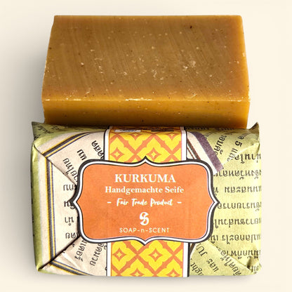 Handgemachte Kurkuma-Seife von Soap-n-Scent in traditioneller Papierverpackung – ein natürliches Wellness-Highlight aus der Thailand Erlebnisbox von Oversea Crate für deine bewusste Körperpflege.